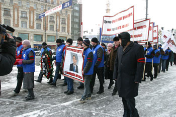 Возгласы политической скорби долетали до слуха голодающих депутатов и Рогозин в своем он-лайновом дневнике назвал манифестантов пидарасами из ЕР