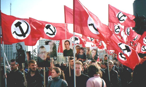 Колонна нацболов перед первомайской демонстрацией на Калужской площади. Те которые стоят- стоят, те которые в воздухе на портретах - сидят