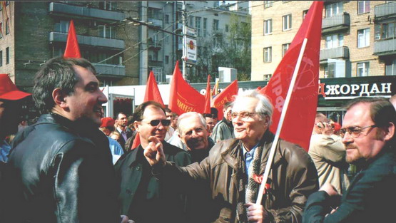 Крайний слева Д.О.Рогозин перед началом первомайской демонстрации с Калужской площади 
