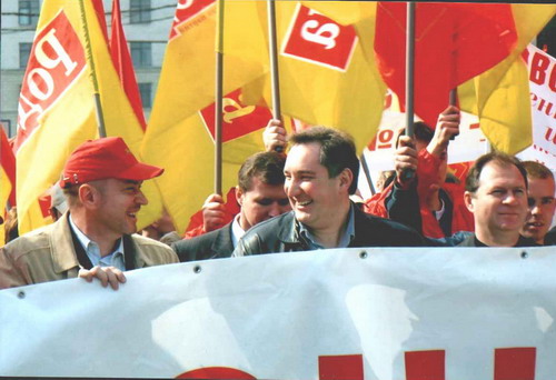 О.Д.Рогозин в первом ряду колонны Родины на первомайской  демонстрации